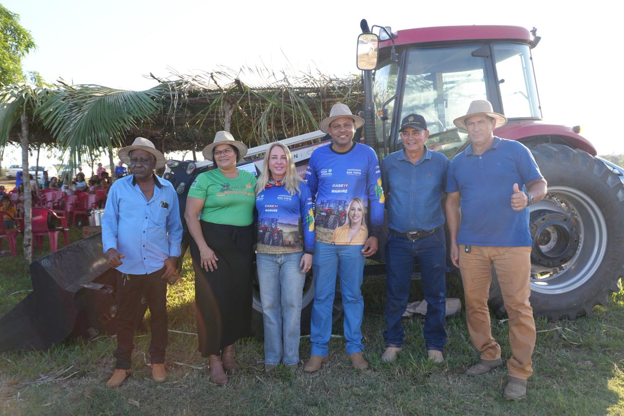Ieda Chaves entrega R$ 500 mil em equipamentos agrícolas para associação em Machadinho d’Oeste